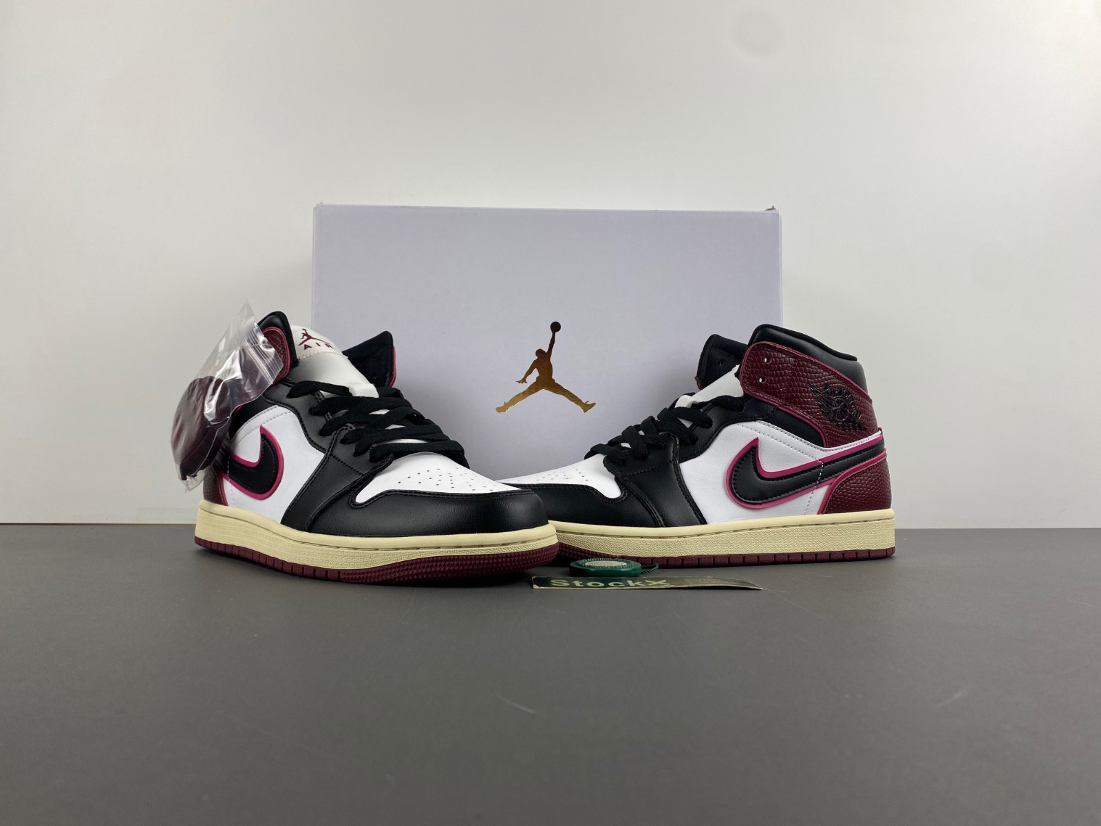 air jordan 1 mid wmns "sail/black/active pink" fq7818-101