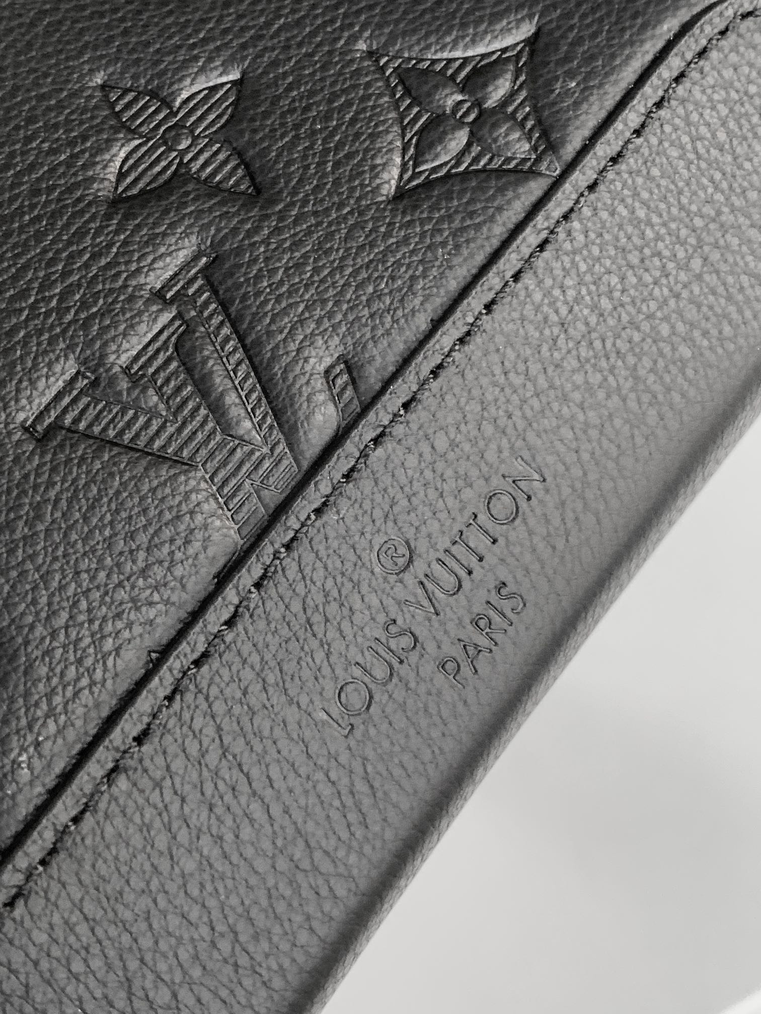 LVT PURSE black