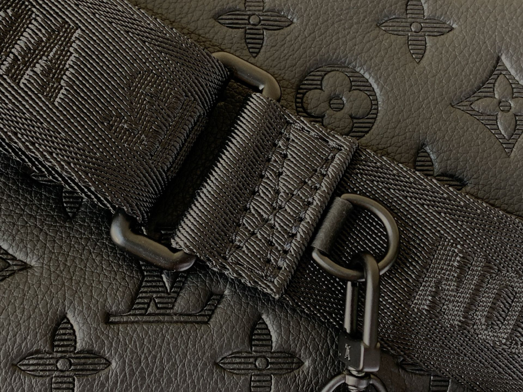 LVT PURSE black