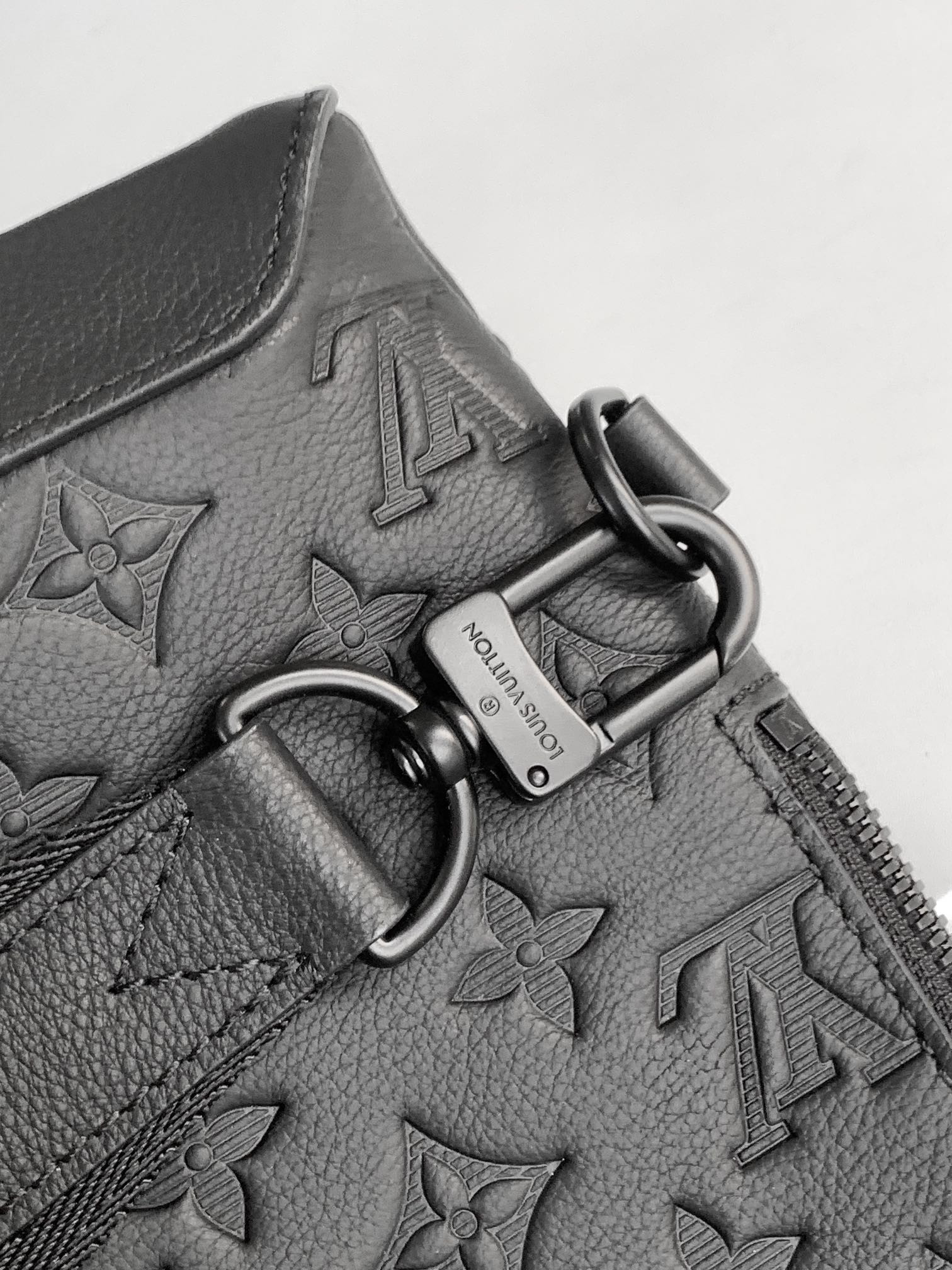 LVT PURSE black