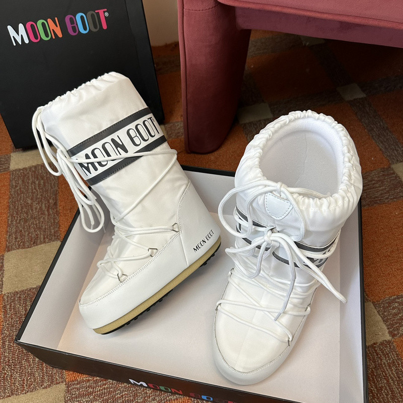 mOON bOOT