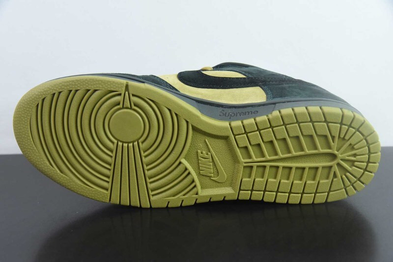 Svp*me x nike sb dunk hq8487-400