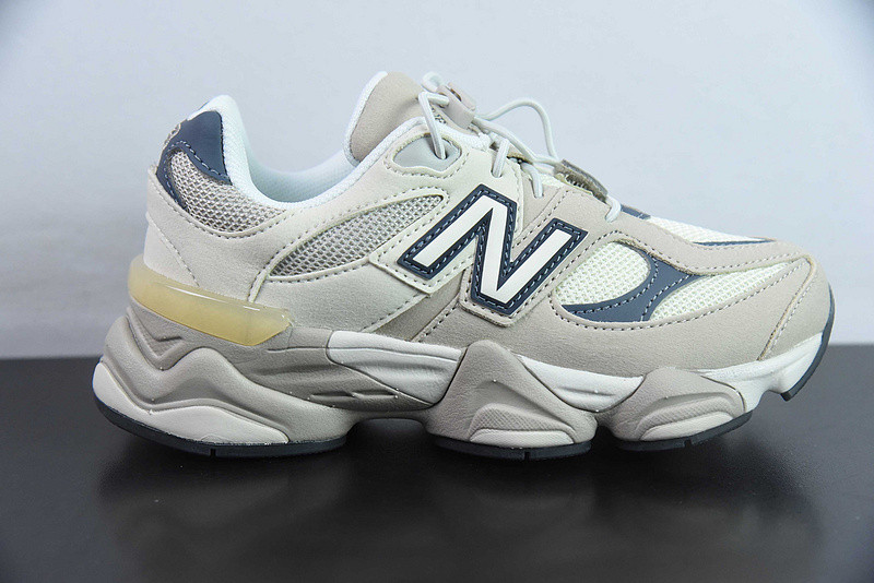 NEW BALANCE SNEAKER