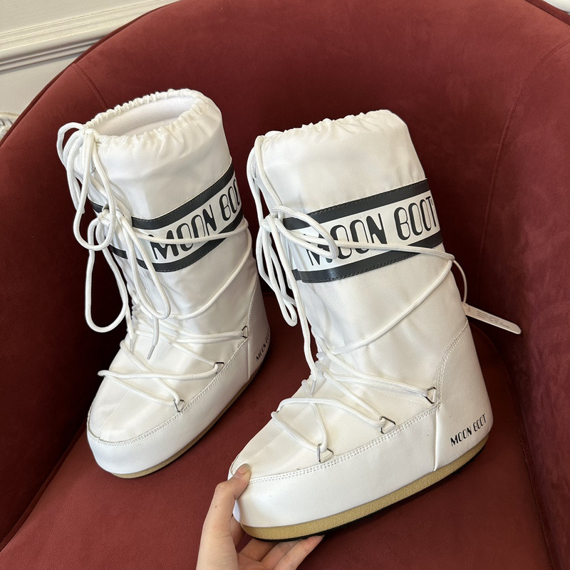 mOON bOOT