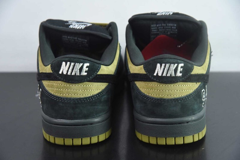 Svp*me x nike sb dunk hq8487-400