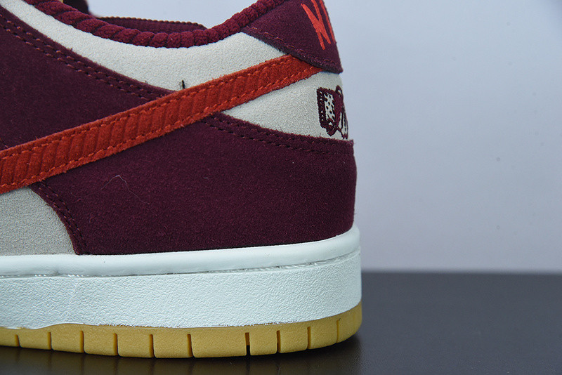 skate like a girl x nike sb dunk low dx4589-600