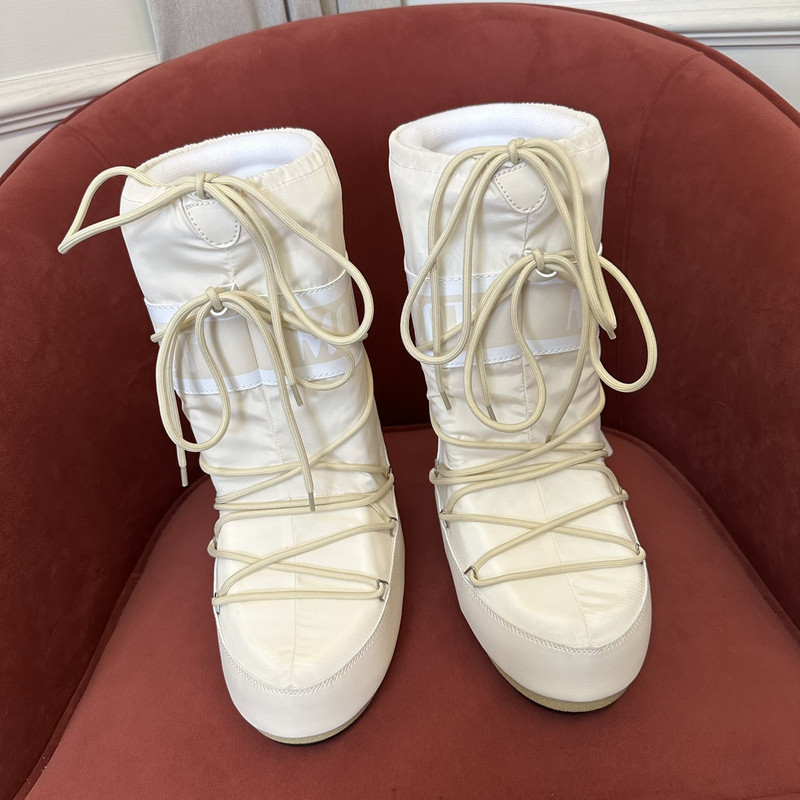 mOON bOOT