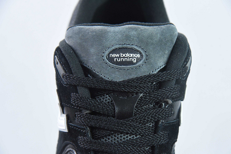 NEW BALANCE SNEAKER