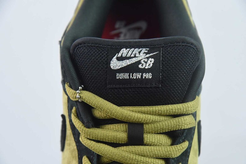 Svp*me x nike sb dunk hq8487-400