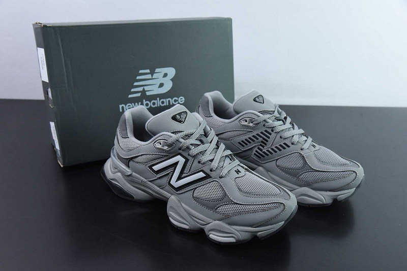 NEW BALANCE SNEAKER