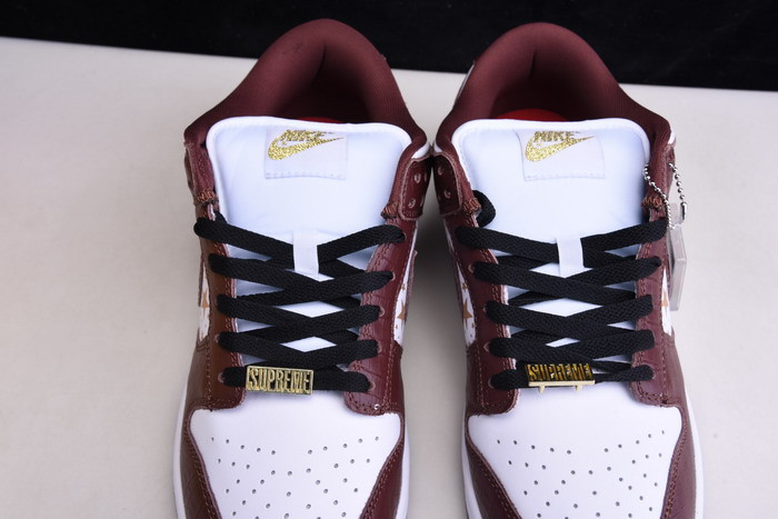 Svp*me x nike sb dunk low white/metallic gold-barkroot brown dh3228-103